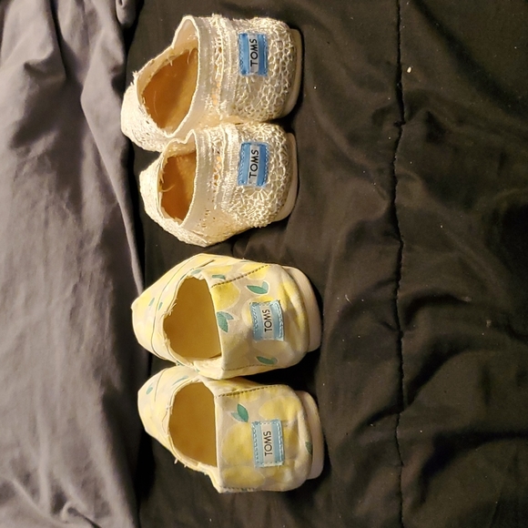 2 pairs TOMS  shoes , size 8 - Picture 3 of 9